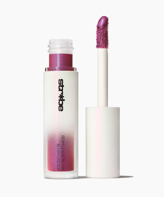 M·A·C Strobe Beam Liquid Blush, odstín Magic Aura, 4,3 ml, 750 Kč, prodává MAC Cosmetics.