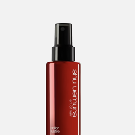 Shu Uemura Color Lustre sprej pro uzamčení barvy, 150 ml, 1 399 Kč, prodává Douglas