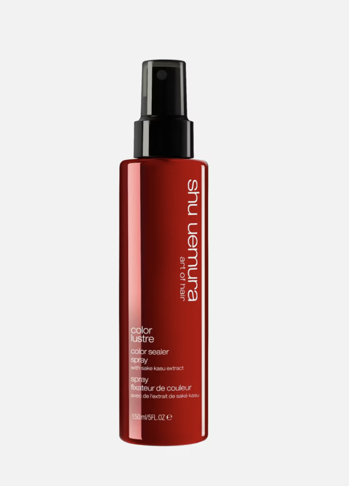 Shu Uemura Color Lustre sprej pro uzamčení barvy, 150 ml, 1 399 Kč, prodává Douglas