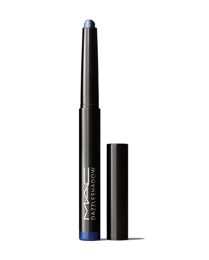 MAC Dazzleshadow Eye Sticks, metalické oční stíny v tyčince, odstín Bedazzled Denim, 1,6 g, 780 Kč, prodává Mac Cosmetics.