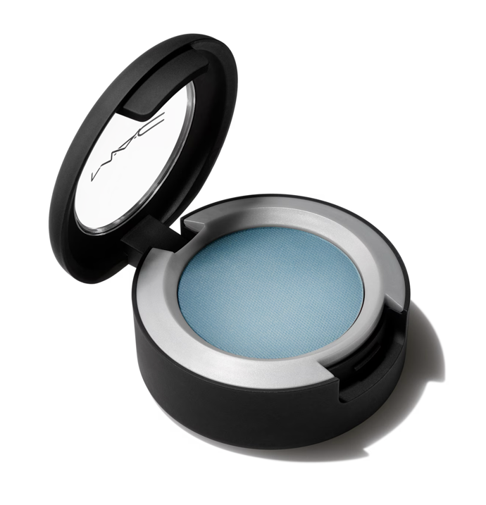 MAC Powder Kiss Eyeshadow, odstín Good Jeans, 1,5 g, 720 Kč, prodává Mac Cosmetics.