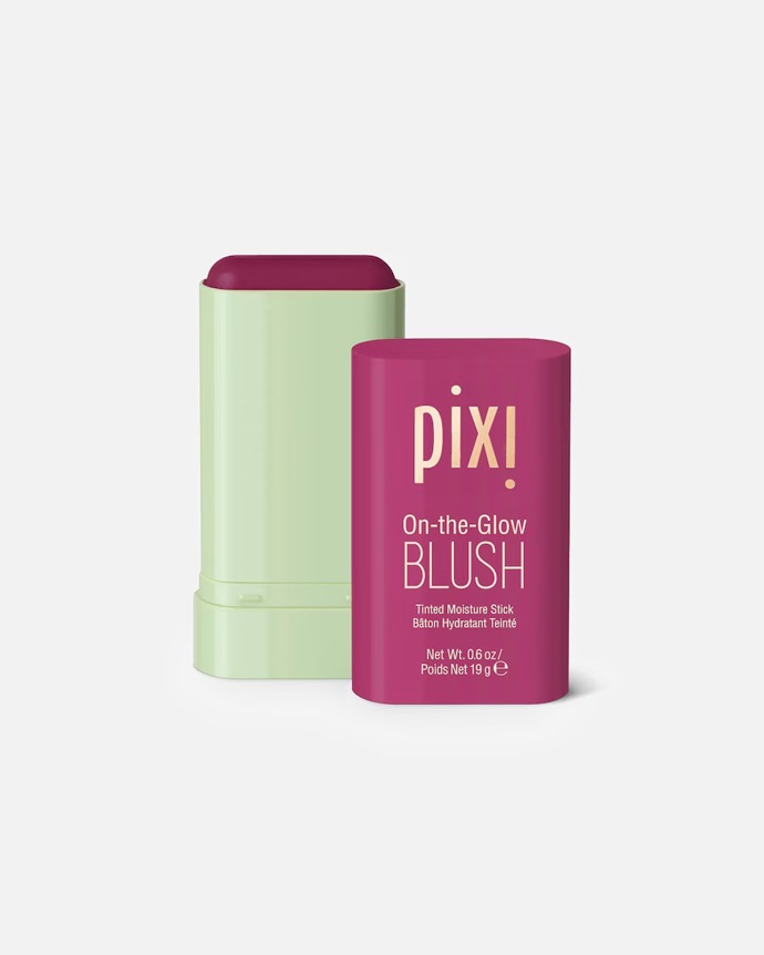 Pixi On-The-Glow Blush, odstín Cassis, 19 g, 649 Kč, prodává Douglas.