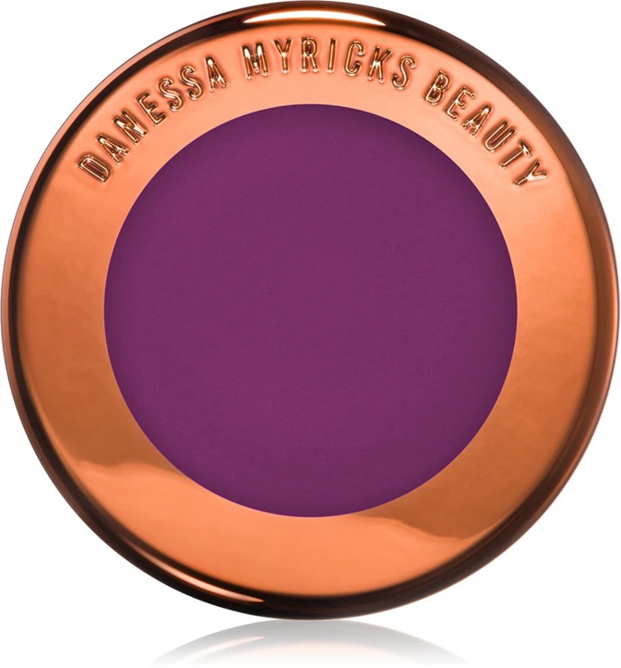 Danessa Myricks Beauty Yummy Skin Blurring Balm Powder Flushed, odstín Grape Soda, 6 g, 860 Kč, prodává Notino.