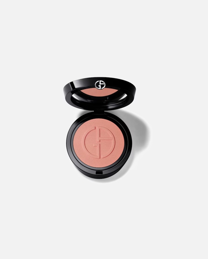 Armani beauty Luminous Silk Glow Blush, odstín 10, cestovní velikost, 4 g, 1 449 Kč, prodává Douglas.