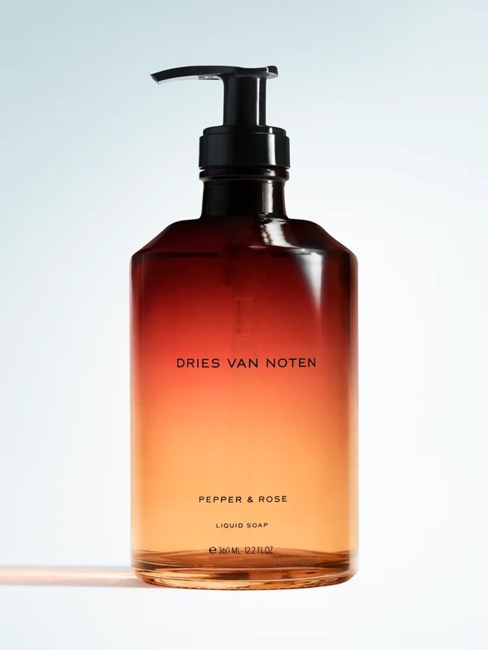 Dries Van Noten Pepper & Rose Liquid Soap, 360 ml, 75 €, prodává Dries Van Noten.