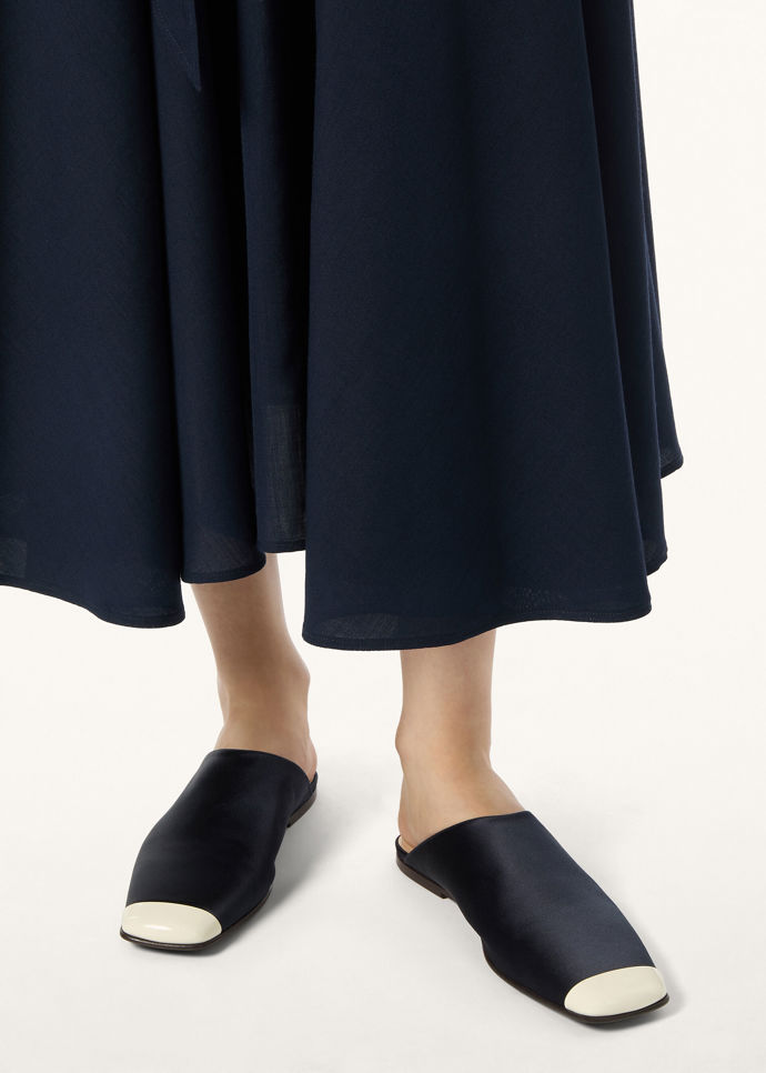 Mules, Loro Piana, € 1,100 