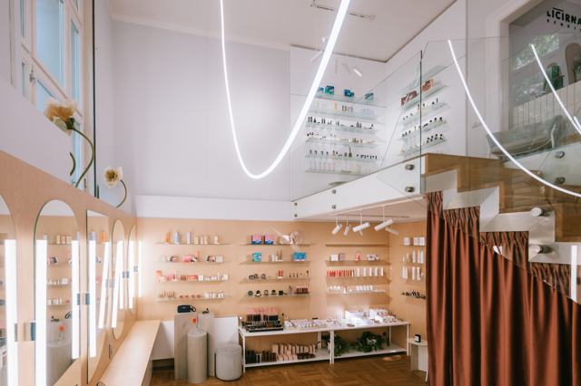 Clean beauty už není béžová nuda. Líčírna to dokazuje Clean beauty už není béžová nuda. Líčírna to dokazuje
