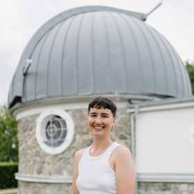 Dr. rer. nat. Tereza Jeřábková zkoumá, zda hvězdy a hvězdokupy vznikají stejně i ve vzdálených galaxiích s odlišnými fyzikálními podmínkami