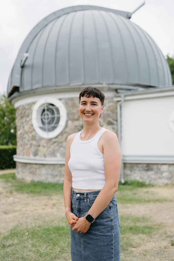 Dr. rer. nat. Tereza Jeřábková zkoumá, zda hvězdy a hvězdokupy vznikají stejně i ve vzdálených galaxiích s odlišnými fyzikálními podmínkami