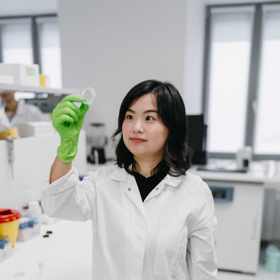 Xiaohui Ju, Ph.D. zkoumá, zda rostlinné chloroplasty mohou dočasně podpořit metabolismus savčích buněk při nedostatku kyslíku