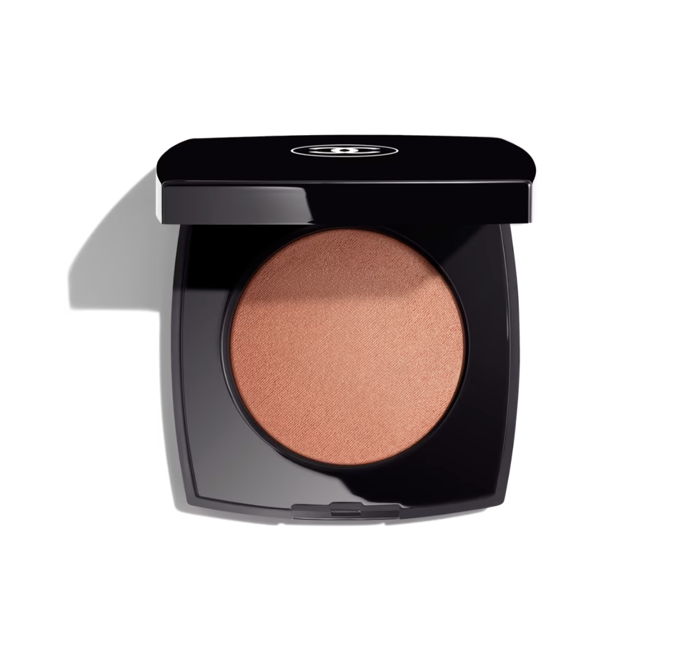 Chanel Joues Contraste Intense, odstín Beige Éclatant, 1 450 Kč, prodává Chanel.