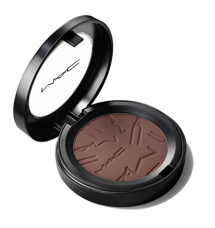 MAC Skinfinish Colourstruck Blush, odstín Film Noir Buff, 4,5 g, 870 Kč, prodává MAC Cosmetics.