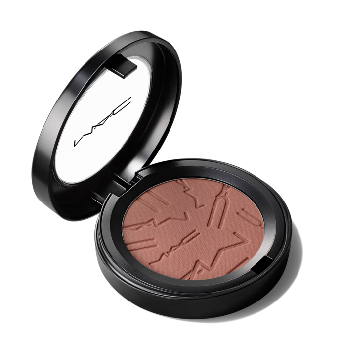 MAC Skinfinish Colourstruck Blush, odstín Velvet Teddy, 4,5 g, 870 Kč, prodává MAC Cosmetics.