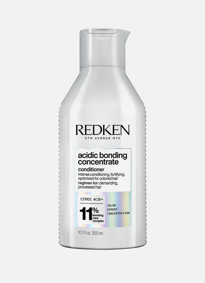 Redken Acidic Bonding Concentrate, kondicionér na vlasy, 300 ml, 849 Kč, prodává Douglas.