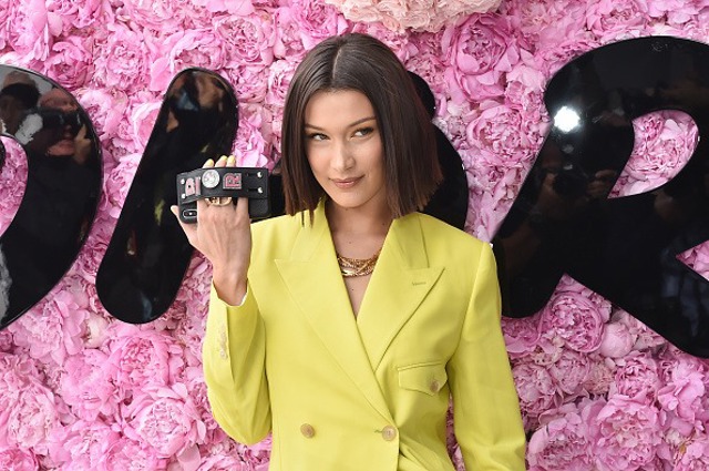 Bella Hadid odhalila nejpopulárnější barvu očních stínů tohoto léta Bella Hadid odhalila nejpopulárnější barvu očních stínů tohoto léta