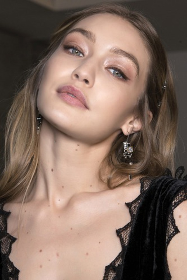 Barevné řasy a lesk na rty: Největší beauty trendy nadcházejícího podzimu