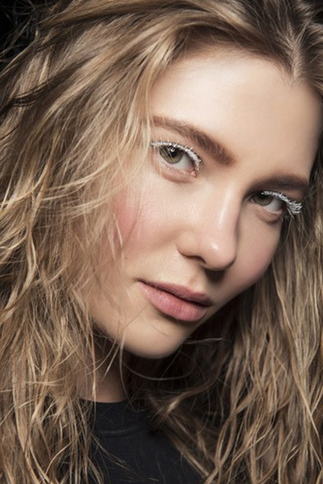 Barevné řasy a lesk na rty: Největší beauty trendy nadcházejícího podzimu