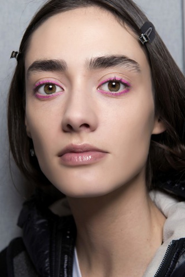 Barevné řasy a lesk na rty: Největší beauty trendy nadcházejícího podzimu