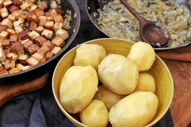 Vaření na víkend: Bramborové knedlíky s tofu a zelím podle Černá jak noc