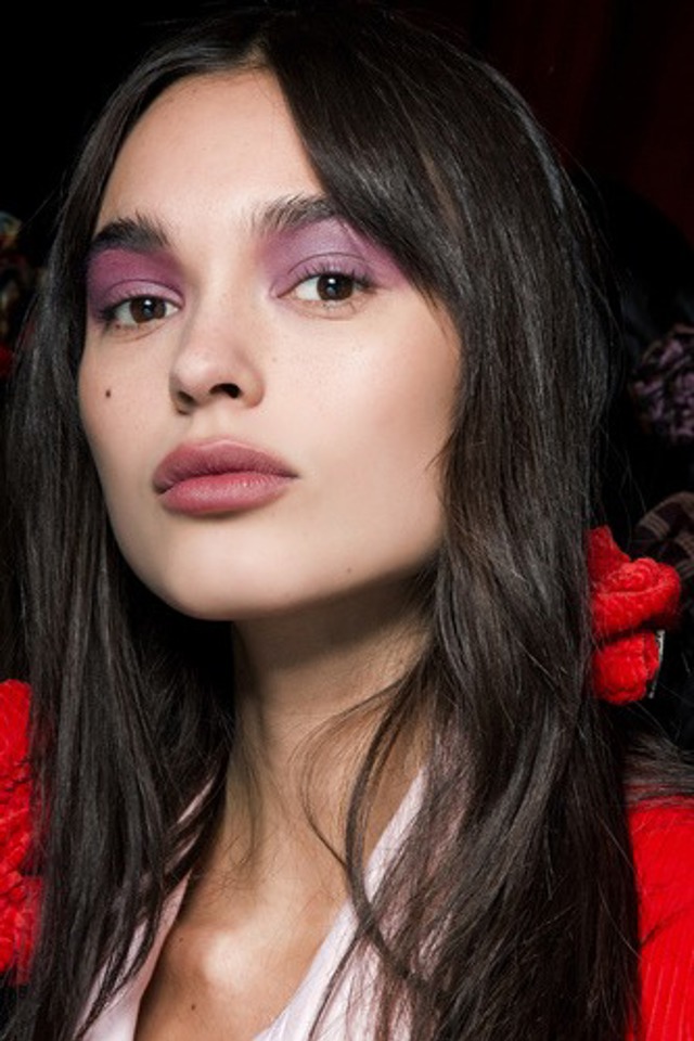 Barevné řasy a lesk na rty: Největší beauty trendy nadcházejícího podzimu