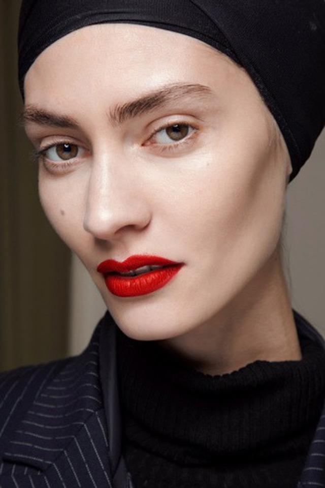 Barevné řasy a lesk na rty: Největší beauty trendy nadcházejícího podzimu