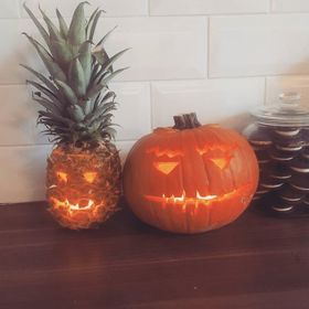 Zapomeňte na dýně. Letošním hitem Halloweena jsou strašáci z ananasů!