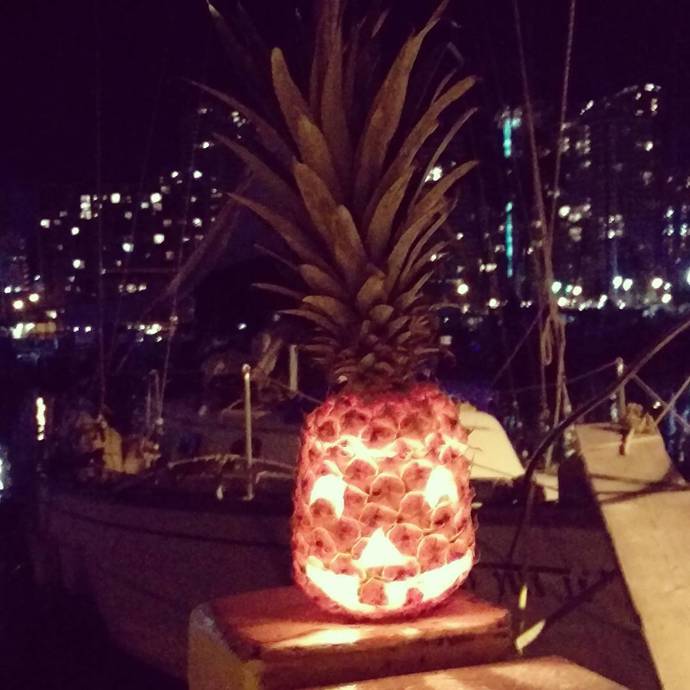 Skvělý nápad pro nadcházející Halloween: Strašáci z ananasů