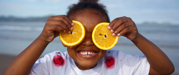 Prsty lepí a tričko skončí kropenaté – to je důvod, proč se vyhýbáme konzumaci šťavnatého pomeranče na veřejnosti.