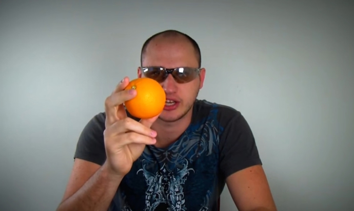 Naštěstí existují youtubeři jako CrazyRussianHacker, aby nám ukázali, jak načít pomeranč bez oranžové spršky.