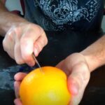 1. Nařízněte pomerančovou kůru kolem dokola. Dejte pozor, abyste nenařízli dužinu – jinak přijde veškeré snažení vniveč.