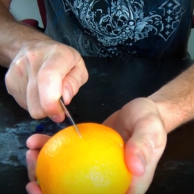 1. Nařízněte pomerančovou kůru kolem dokola. Dejte pozor, abyste nenařízli dužinu – jinak přijde veškeré snažení vniveč.