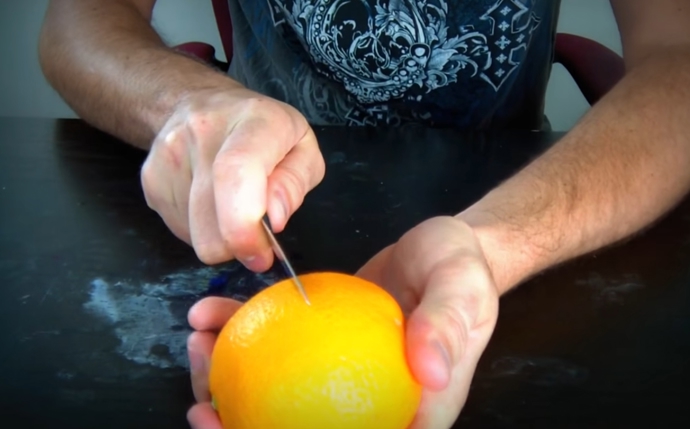 1. Nařízněte pomerančovou kůru kolem dokola. Dejte pozor, abyste nenařízli dužinu – jinak přijde veškeré snažení vniveč.