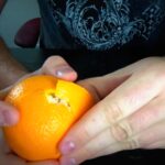 2. Oddělte kůru od dužiny tak, aby zůstala neporušená, ideálně pomocí lžíce. Nevyvíjejte příliš velký tlak, ať dužina nepraskne.