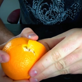 2. Oddělte kůru od dužiny tak, aby zůstala neporušená, ideálně pomocí lžíce. Nevyvíjejte příliš velký tlak, ať dužina nepraskne.