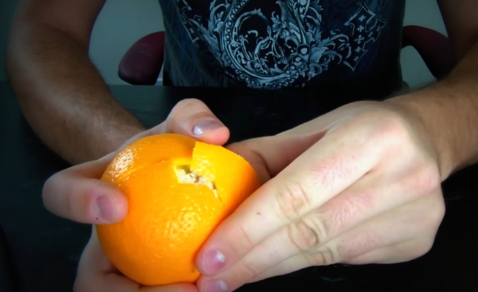 2. Oddělte kůru od dužiny tak, aby zůstala neporušená, ideálně pomocí lžíce. Nevyvíjejte příliš velký tlak, ať dužina nepraskne.