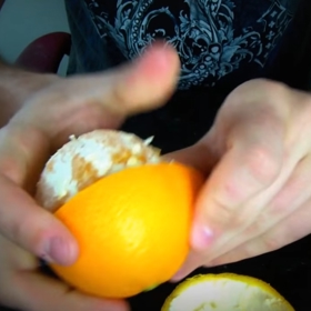 3. Totéž proveďte s druhou polovinou pomeranče.