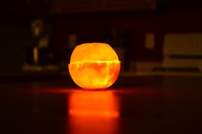 Pomeranč nemusíte nutně vyřezávat a i přesto z něj vytvoříte lampičku, která zútulní každou ložnici.