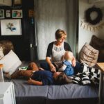 Autobus mimo jiné disponuje kuchyní, koupelnou (s vanou) a dokonce i ložnicí pro hosty!