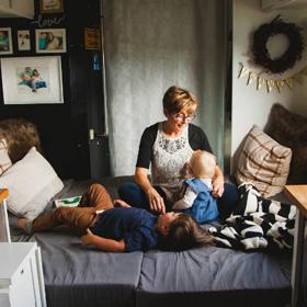 Autobus mimo jiné disponuje kuchyní, koupelnou (s vanou) a dokonce i ložnicí pro hosty!