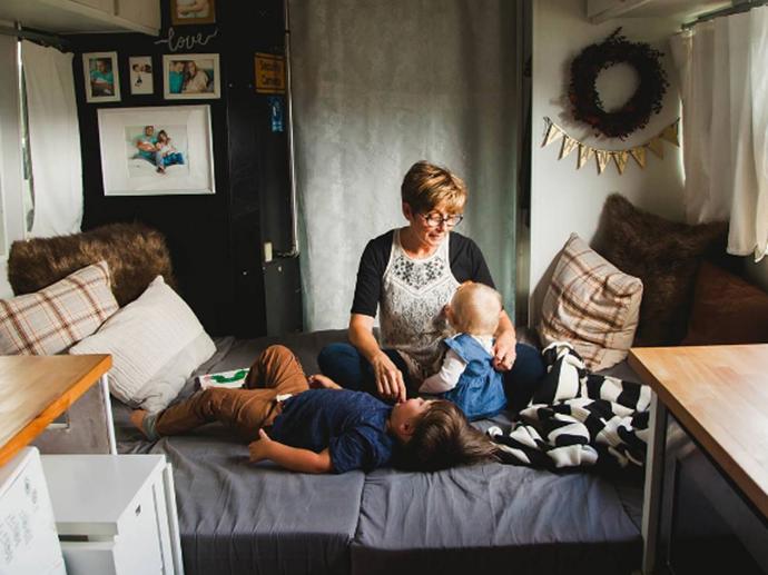 Autobus mimo jiné disponuje kuchyní, koupelnou (s vanou) a dokonce i ložnicí pro hosty!