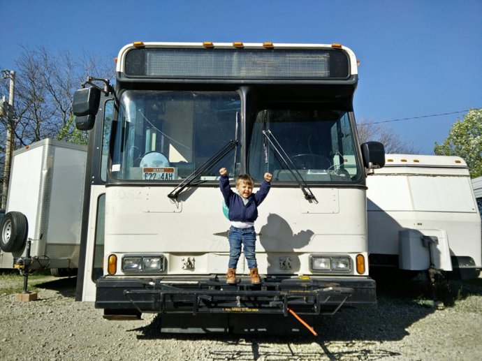 Manningovým tento způsob života naprosto vyhovuje. O své zážitky se dělí prostřednictvím blogu „Where We Roam“.