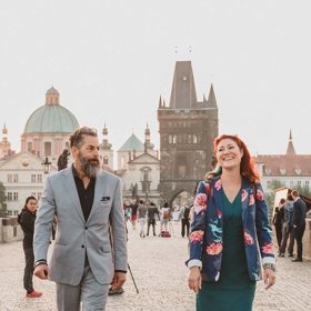 To proto, že mu navlékla dokonalou repliku pečetního prstenu, který rodina Dumasových ztratila během imigrace do Severní Ameriky.