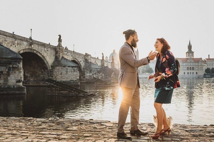 A protože je Sonja žena činu, rozhodla se, že nechá prsten vyrobit ona. Vrhla se do pařížských archivů i La Fondation Dumas, aby našla jakékoliv zmínky o ztraceném prstenu.