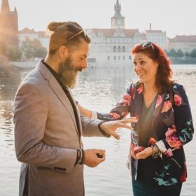 Dokonce si najala maďarského klenotníka, který byl toho času už v důchodu, aby byl prsten co možná nejautentičtější.