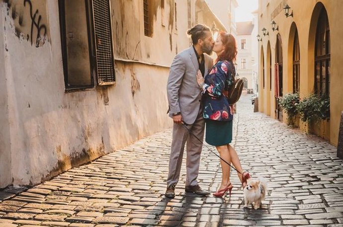 Dvojice se v Praze nachomýtla kvůli svatbě přítele. Protože cestuje hodně po světě, najala si i protentokrát fotografickou službu Flytographer, poskytující profesionální fotografy na dovolené nebo třeba líbánky.