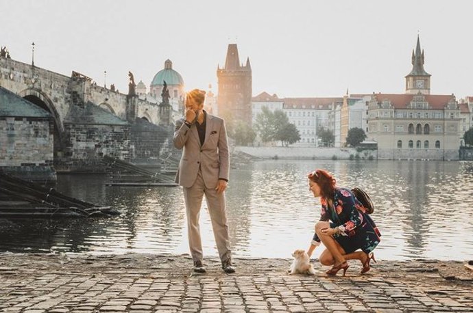 Během nastavování fotoaparátu Sonja zašátrala v tašce se slovy, že „Montecristo vypadá žíznivě“. Byla to ale jen záminka k tomu vytáhnout nenápadně krabičku se zhotoveným pečetním prstenem.
