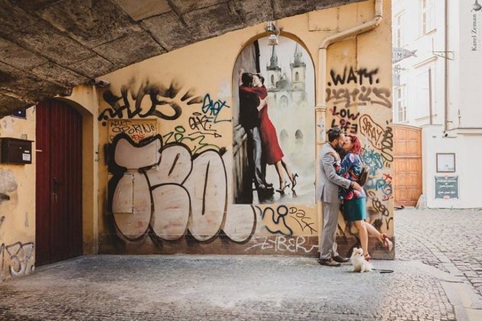 Snoubenci na svatbě nikdy netrvali. Vadilo jim ale, že v některých částech světa jejich soužití „na psí knížku“ neuznávali. Proto svůj názor na svatbu změnili.