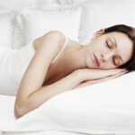 V bílých postelích by se nám tedy mělo luxusně spát. A skutečně to funguje.