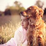 1. Zlatý retrívr. Jedno z vůbec nejpopulárnějších plemen. Je inteligentní, laskavý, věrný a v neposlední řadě velmi trpělivý. Rád si hraje a vyžaduje hodně pohybu.