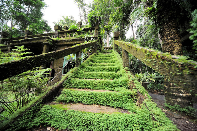 Návštěvníci zde mohli obdivovat 7 000 exotických stromů, zahrát si tenis či zaplavat v bazénu. Nechybělo ani dětské hřiště či čajové zahrady.